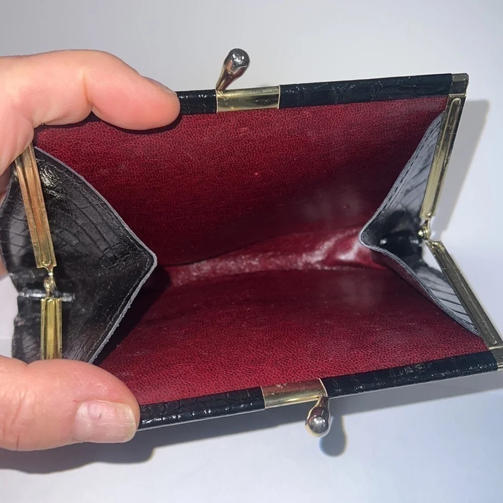 Croc Embossed Black Leather Kiss-lock Clutch Case